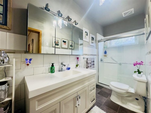 7710 24 Avenue, Coleman, AB - Indoor Photo Showing Bathroom