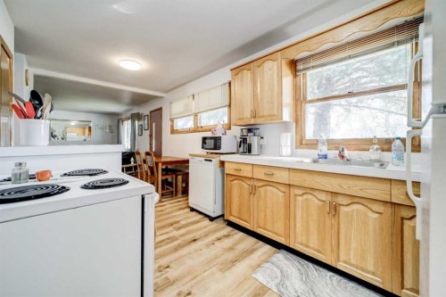 1126 23 North, Lethbridge, AB - Indoor Photo Showing Kitchen
