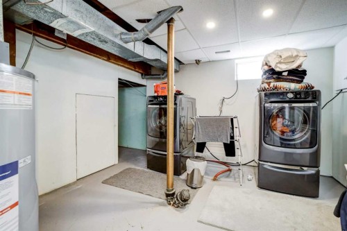 1126 23 North, Lethbridge, AB - Indoor Photo Showing Laundry Room