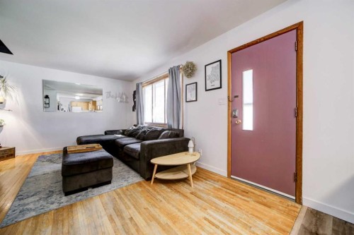 1126 23 North, Lethbridge, AB - Indoor Photo Showing Living Room