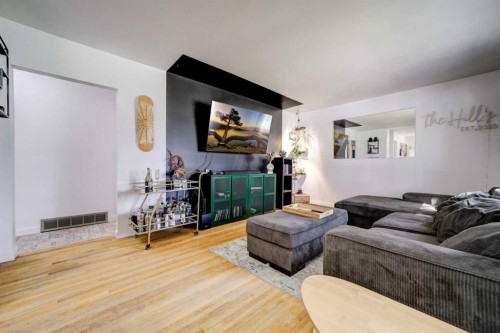 1126 23 North, Lethbridge, AB - Indoor Photo Showing Living Room