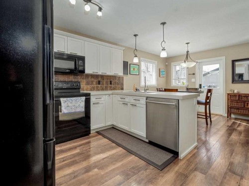 553 Mary Cameron Crescent North, Lethbridge, AB - Indoor Photo Showing Kitchen