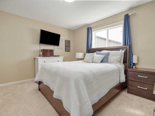 553 Mary Cameron Crescent North, Lethbridge, AB - Indoor Photo Showing Bedroom