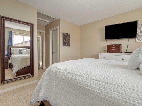 553 Mary Cameron Crescent North, Lethbridge, AB - Indoor Photo Showing Bedroom