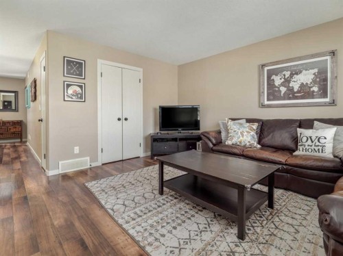 553 Mary Cameron Crescent North, Lethbridge, AB - Indoor Photo Showing Living Room