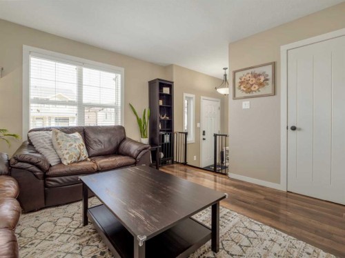 553 Mary Cameron Crescent North, Lethbridge, AB - Indoor Photo Showing Living Room