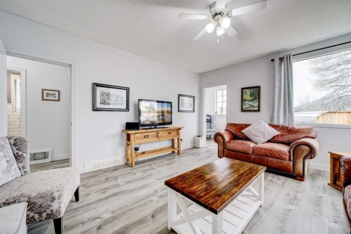 8630 17 Avenue, Coleman, AB - Indoor Photo Showing Living Room