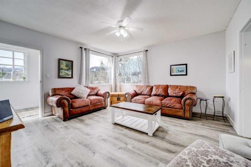 8630 17 Avenue, Coleman, AB - Indoor Photo Showing Living Room