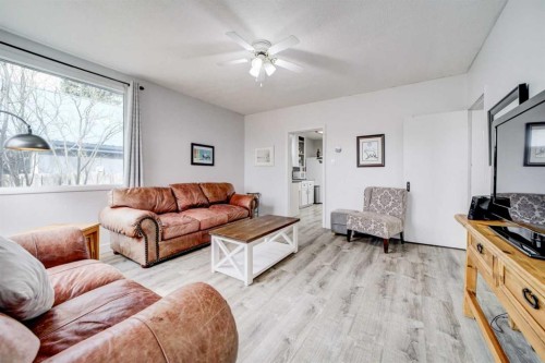 8630 17 Avenue, Coleman, AB - Indoor Photo Showing Living Room