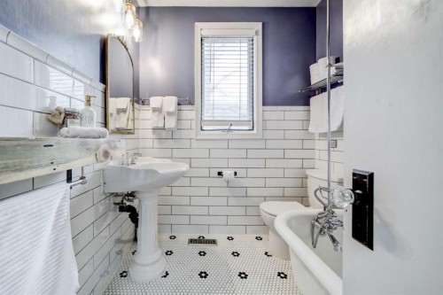 8630 17 Avenue, Coleman, AB - Indoor Photo Showing Bathroom
