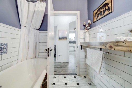 8630 17 Avenue, Coleman, AB - Indoor Photo Showing Bathroom