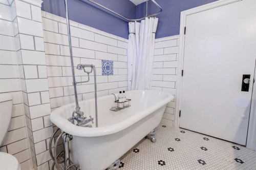 8630 17 Avenue, Coleman, AB - Indoor Photo Showing Bathroom
