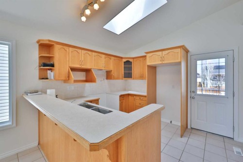 406 Kodiak Boulevard North, Lethbridge, AB - Indoor Photo Showing Kitchen With Double Sink