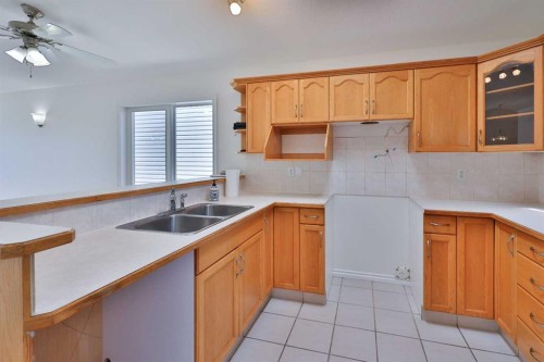 406 Kodiak Boulevard North, Lethbridge, AB - Indoor Photo Showing Kitchen With Double Sink