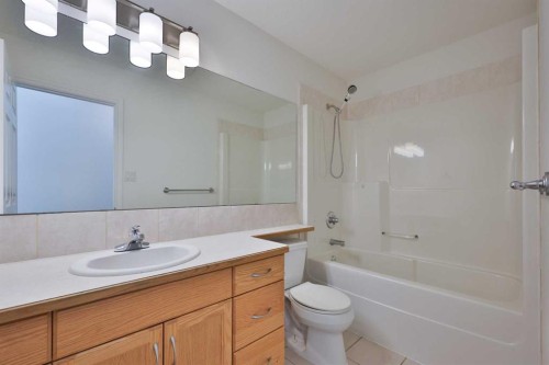 406 Kodiak Boulevard North, Lethbridge, AB - Indoor Photo Showing Bathroom