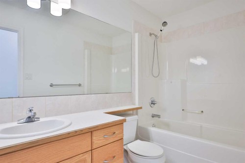 406 Kodiak Boulevard North, Lethbridge, AB - Indoor Photo Showing Other Room