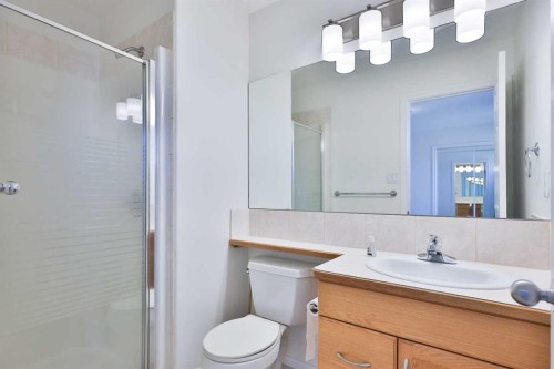 406 Kodiak Boulevard North, Lethbridge, AB - Indoor Photo Showing Bathroom
