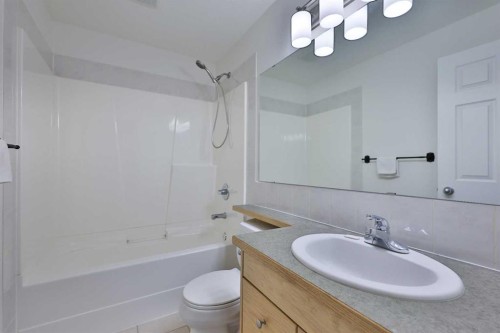 406 Kodiak Boulevard North, Lethbridge, AB - Indoor Photo Showing Bathroom