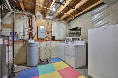 406 Kodiak Boulevard North, Lethbridge, AB - Indoor Photo Showing Laundry Room