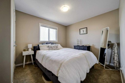 286 Twinriver Road West, Lethbridge, AB - Indoor Photo Showing Bedroom