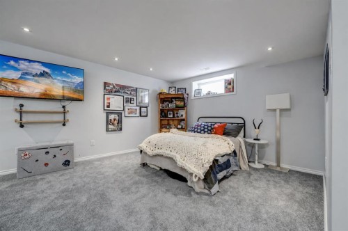 286 Twinriver Road West, Lethbridge, AB - Indoor Photo Showing Bedroom