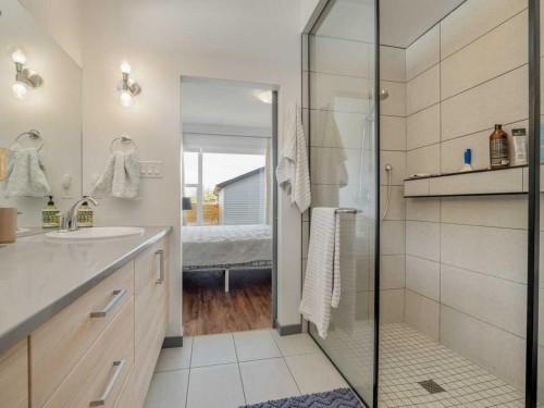 350 Uplands Boulevard North, Lethbridge, AB - Indoor Photo Showing Bathroom