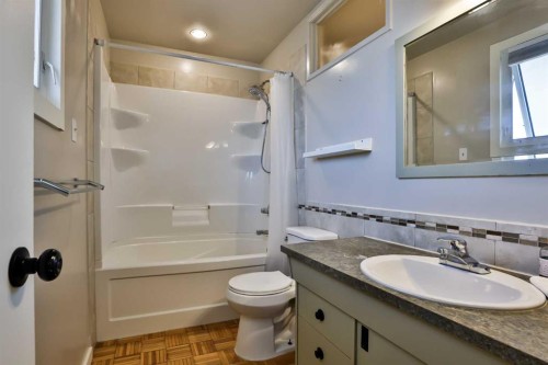 99 Lemoyne Crescent West, Lethbridge, AB - Indoor Photo Showing Bathroom