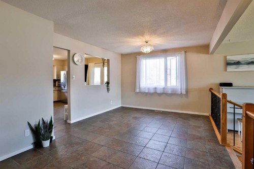 99 Lemoyne Crescent West, Lethbridge, AB - Indoor Photo Showing Other Room