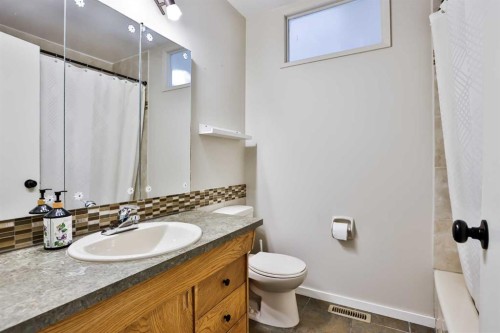 99 Lemoyne Crescent West, Lethbridge, AB - Indoor Photo Showing Bathroom