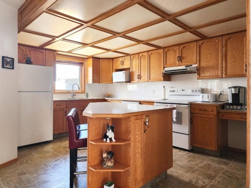 5307 2A St. East, Claresholm, AB - Indoor Photo Showing Kitchen
