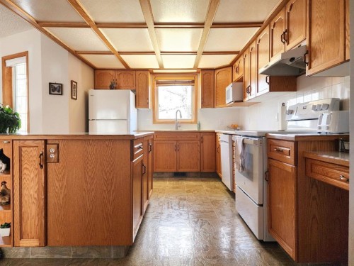 5307 2A St. East, Claresholm, AB - Indoor Photo Showing Kitchen