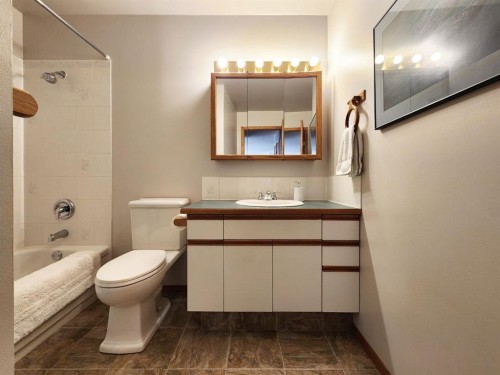 5307 2A St. East, Claresholm, AB - Indoor Photo Showing Bathroom