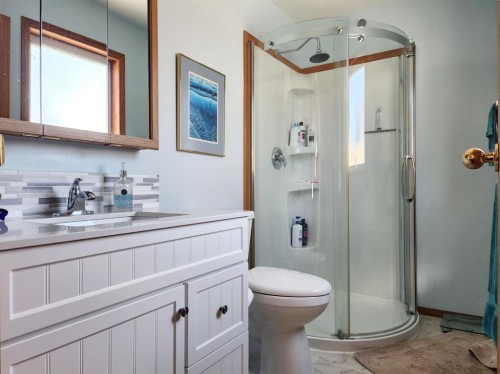 5307 2A St. East, Claresholm, AB - Indoor Photo Showing Bathroom