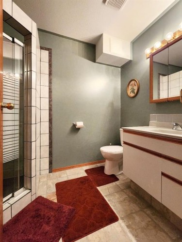 5307 2A St. East, Claresholm, AB - Indoor Photo Showing Bathroom