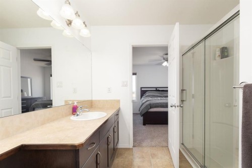 1917 Parkside Point, Coaldale, AB - Indoor Photo Showing Bathroom