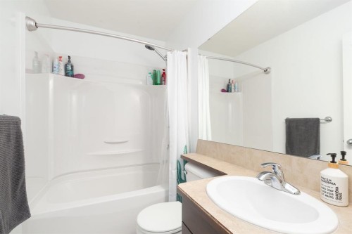 1917 Parkside Point, Coaldale, AB - Indoor Photo Showing Bathroom