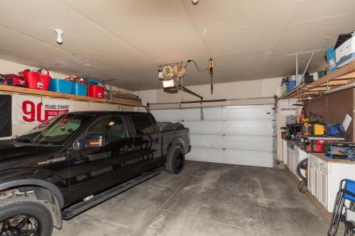 1917 Parkside Point, Coaldale, AB - Indoor Photo Showing Garage