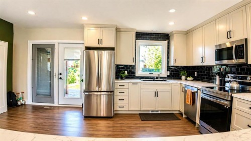 10 Cayuga Place West, Lethbridge, AB - Indoor Photo Showing Kitchen