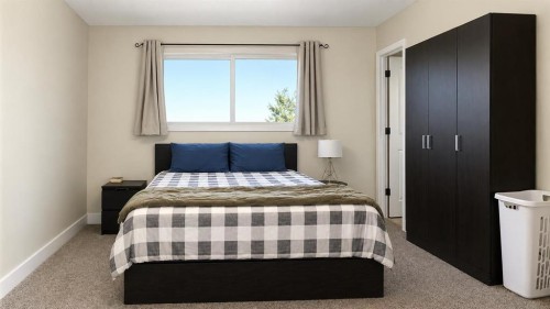 10 Cayuga Place West, Lethbridge, AB - Indoor Photo Showing Bedroom