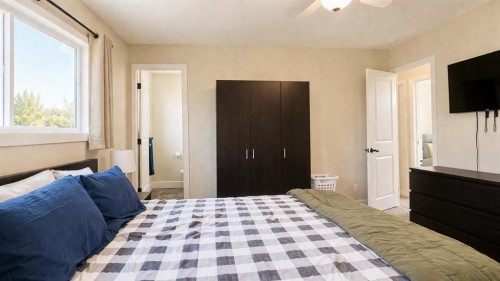 10 Cayuga Place West, Lethbridge, AB - Indoor Photo Showing Bedroom
