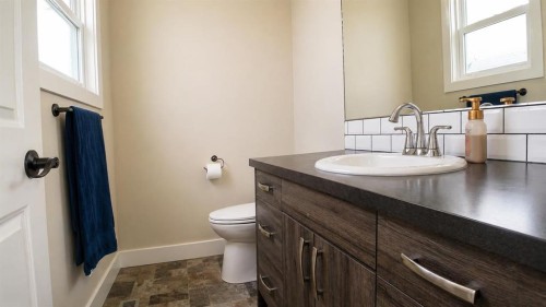 10 Cayuga Place West, Lethbridge, AB - Indoor Photo Showing Bathroom