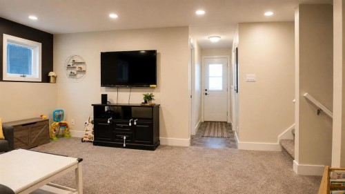 10 Cayuga Place West, Lethbridge, AB - Indoor Photo Showing Other Room