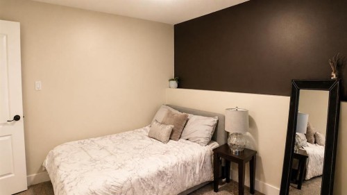 10 Cayuga Place West, Lethbridge, AB - Indoor Photo Showing Bedroom