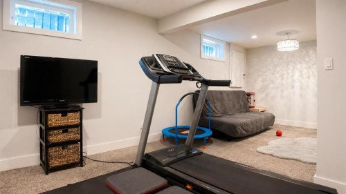 10 Cayuga Place West, Lethbridge, AB - Indoor Photo Showing Gym Room