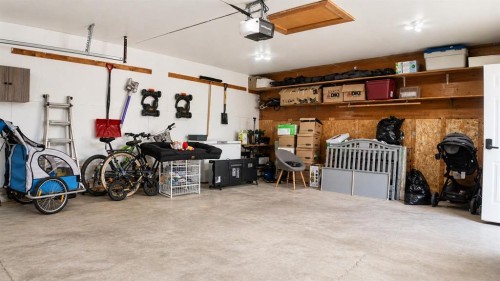 10 Cayuga Place West, Lethbridge, AB - Indoor Photo Showing Garage