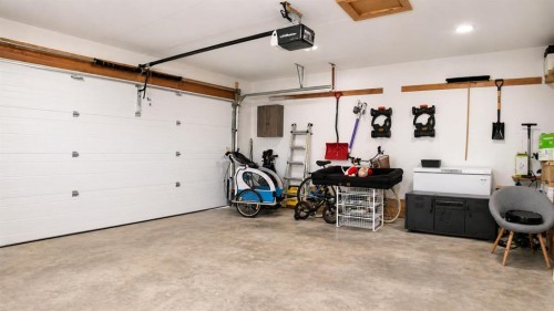 10 Cayuga Place West, Lethbridge, AB - Indoor Photo Showing Garage