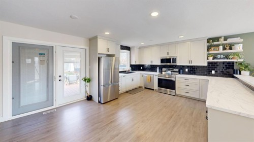 10 Cayuga Place West, Lethbridge, AB - Indoor Photo Showing Kitchen