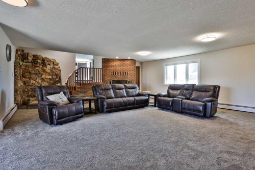 155E 100N, Raymond, AB - Indoor Photo Showing Living Room