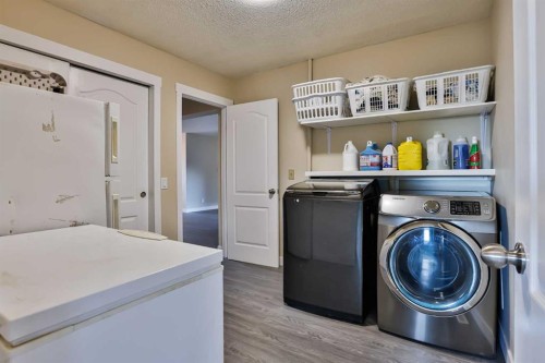 155E 100N, Raymond, AB - Indoor Photo Showing Laundry Room