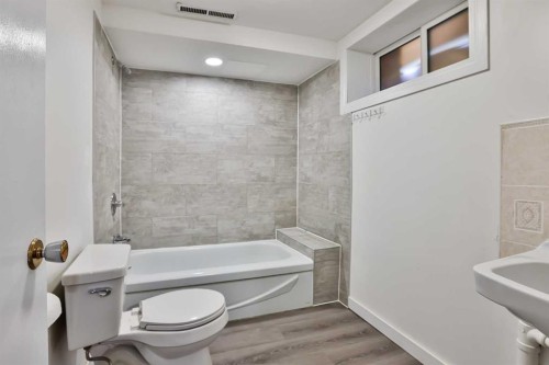 155E 100N, Raymond, AB - Indoor Photo Showing Bathroom
